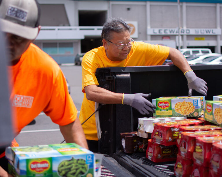 FoodDriveDay_PearlCityShoppingCenter_05