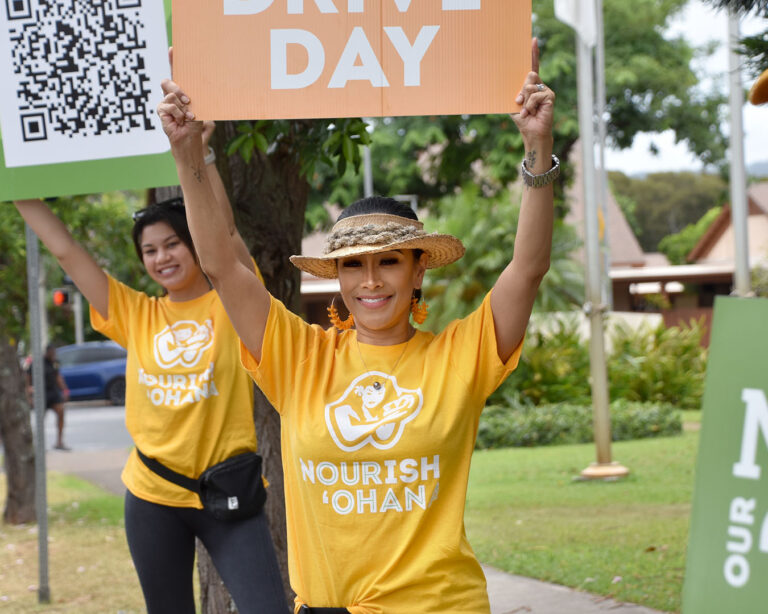 FoodDriveDay_TownCenterOfMililani_06