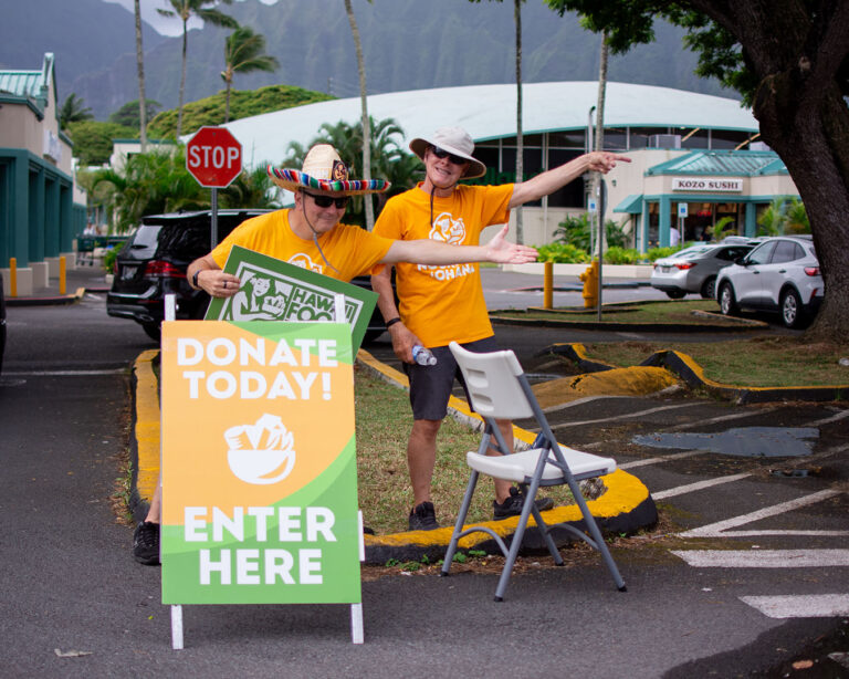 FoodDriveDay_WindwardCityShoppingCenter_02